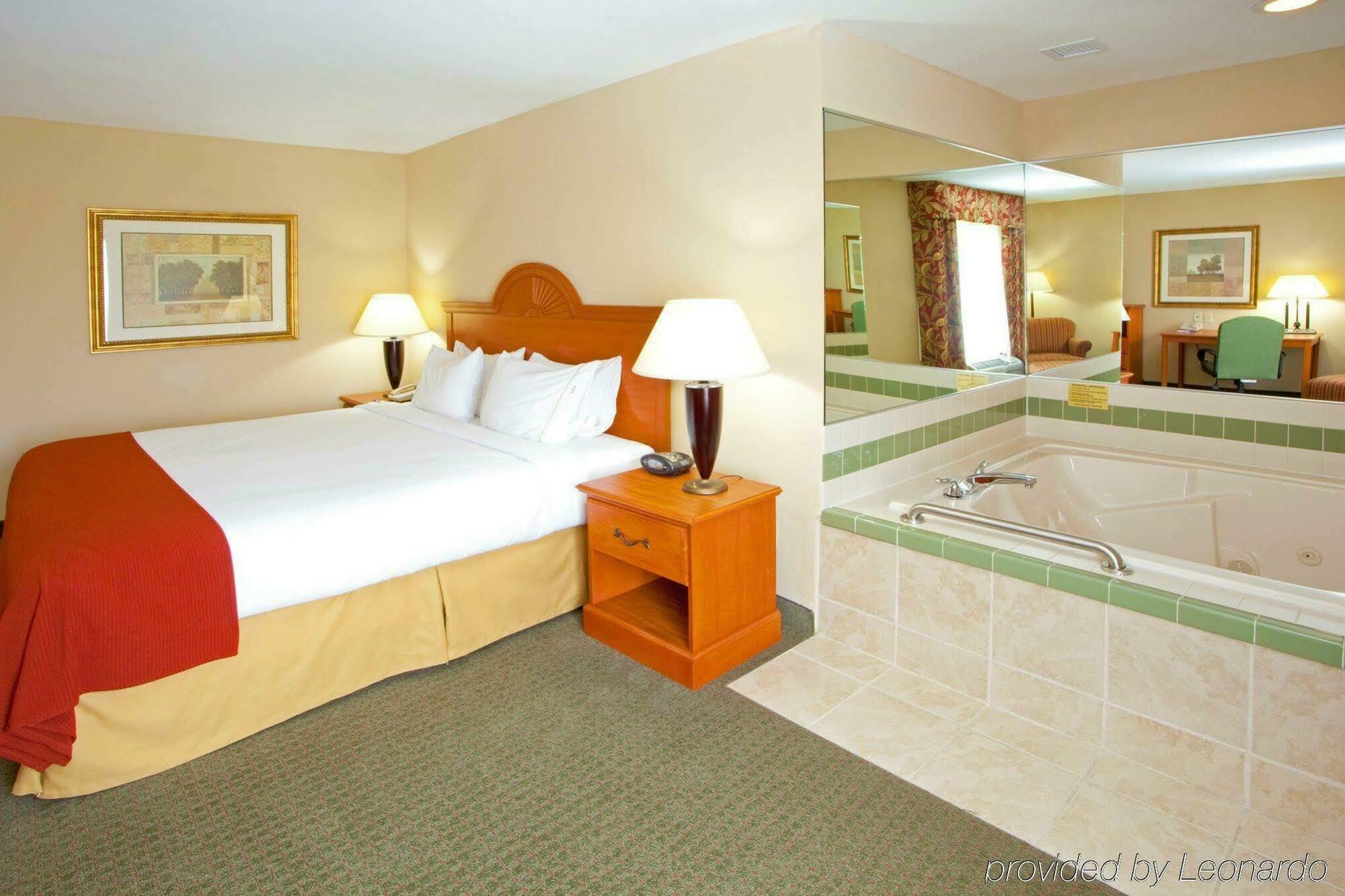 Holiday Inn Express Mineral Wells By Ihg Parkersburg Exterior photo